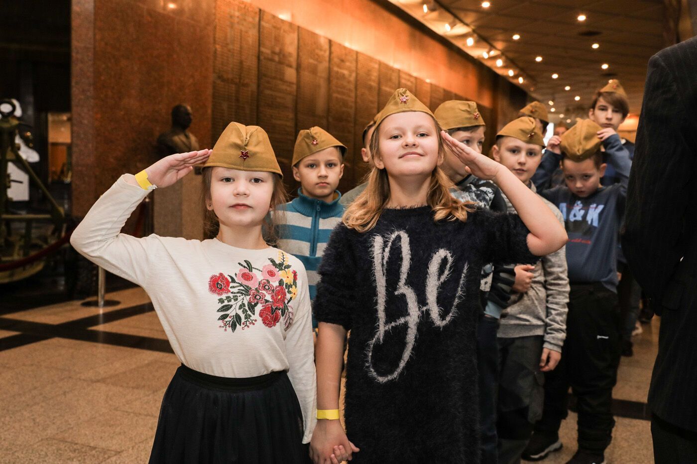 Вместо конфет – пилотка и камуфляжный мешок: в РФ детям решили устроить "военное" празднование Нового года