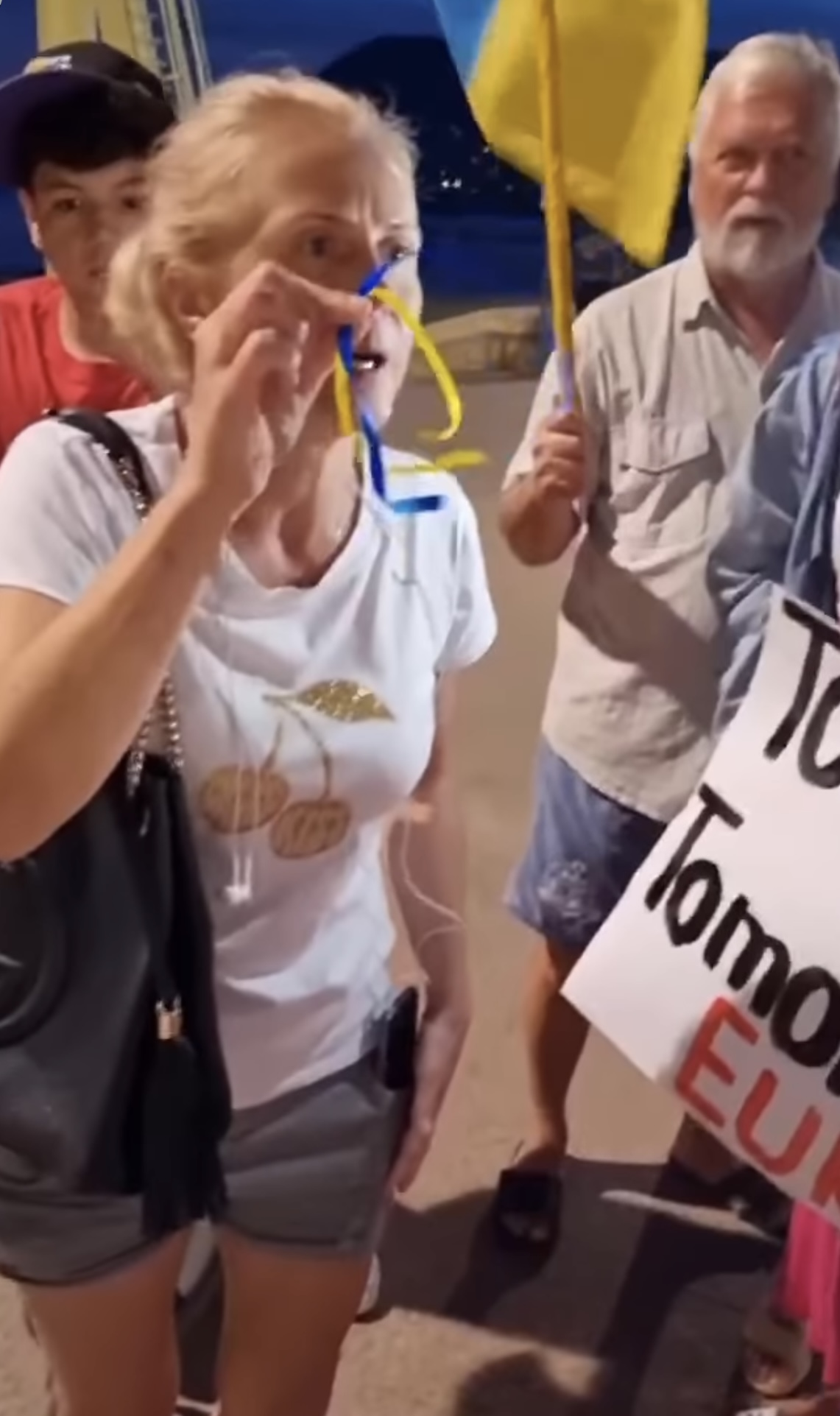 "Мало вам!" Рамина показала, как неадекватная россиянка в Испании пыталась сорвать антивоенный митинг украинцев. Видео