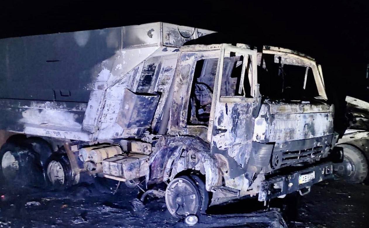 Оккупанты ударили по Никополю на Днепропетровщине: снаряды попали в предприятие, произошел пожар. Фото