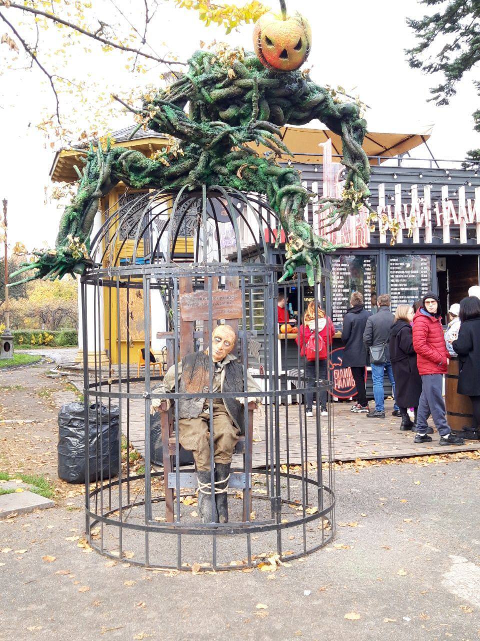 В Киеве в честь Хэллоуина чучело Путина посадили в клетку. Фото