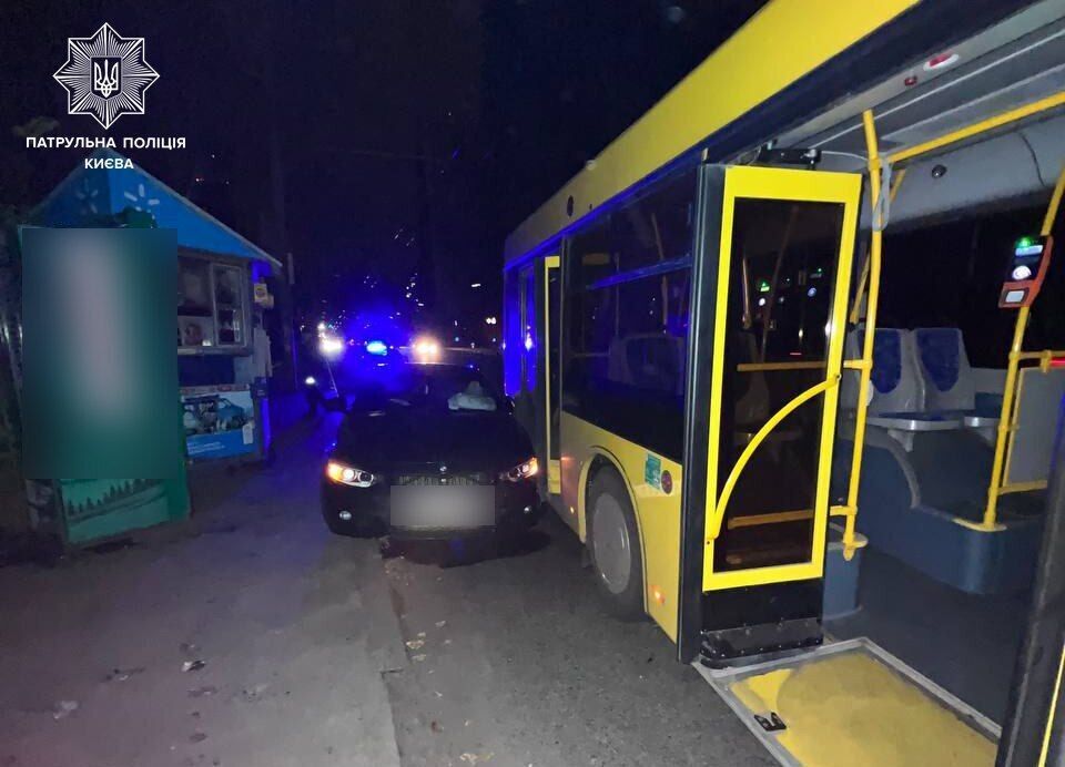 У Києві п’яна водійка BMW протаранила автобус. Фото