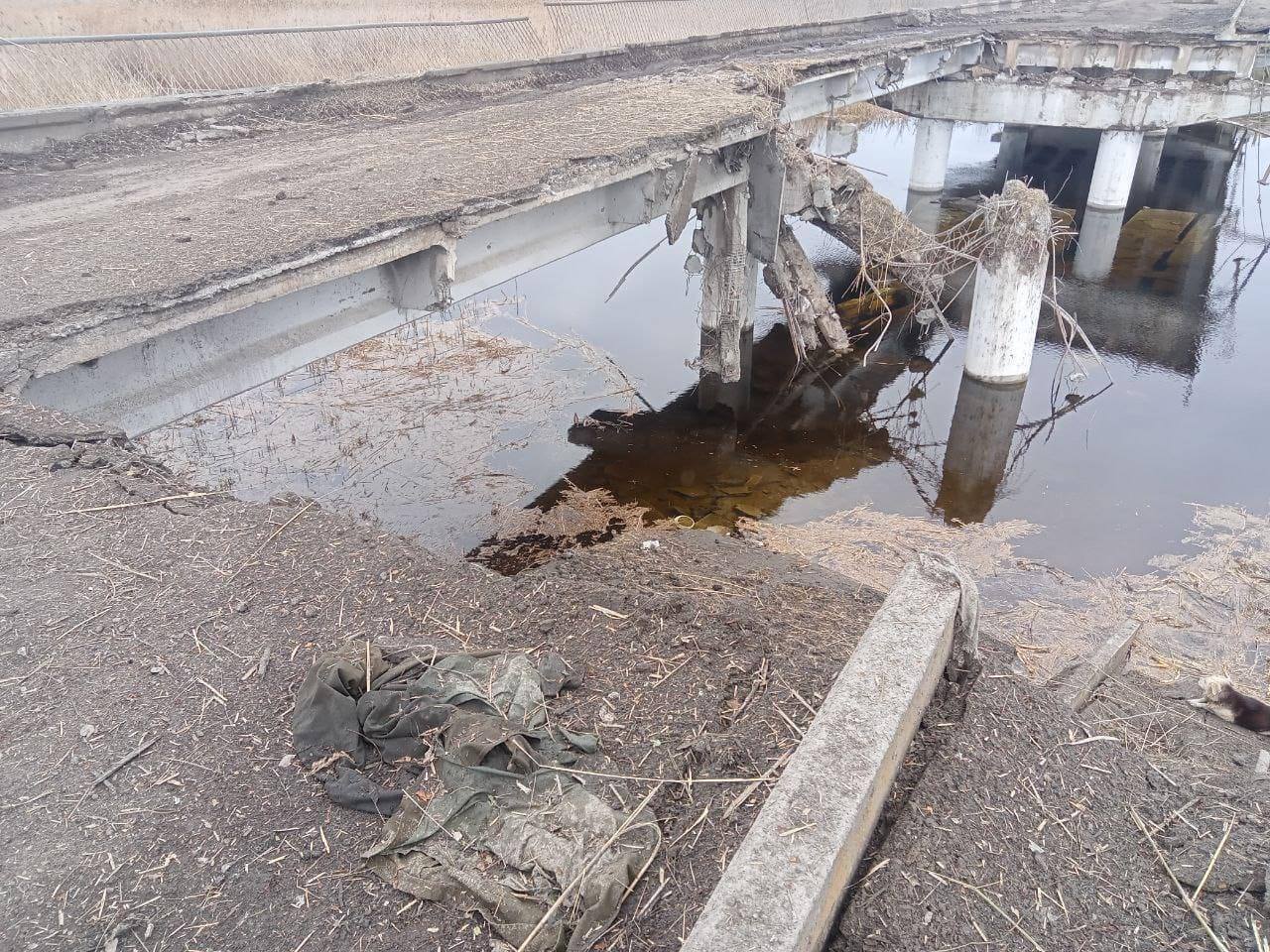 "Им очень страшно, потому что ВСУ близко": оккупанты взорвали мост через реку Красная в Луганской области. Фото