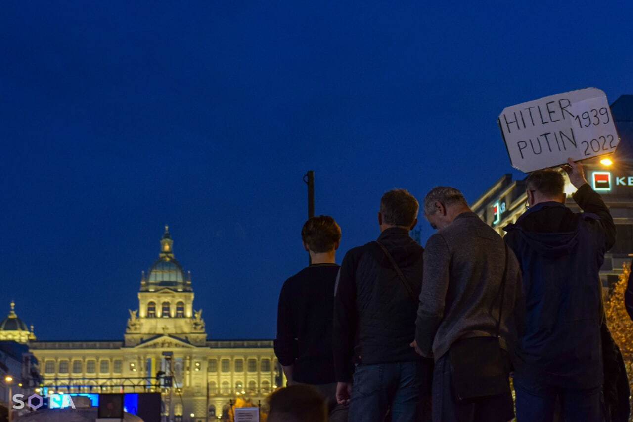 В Чехии прошел масштабный митинг в поддержку Украины: собрались десятки тысяч человек. Фото