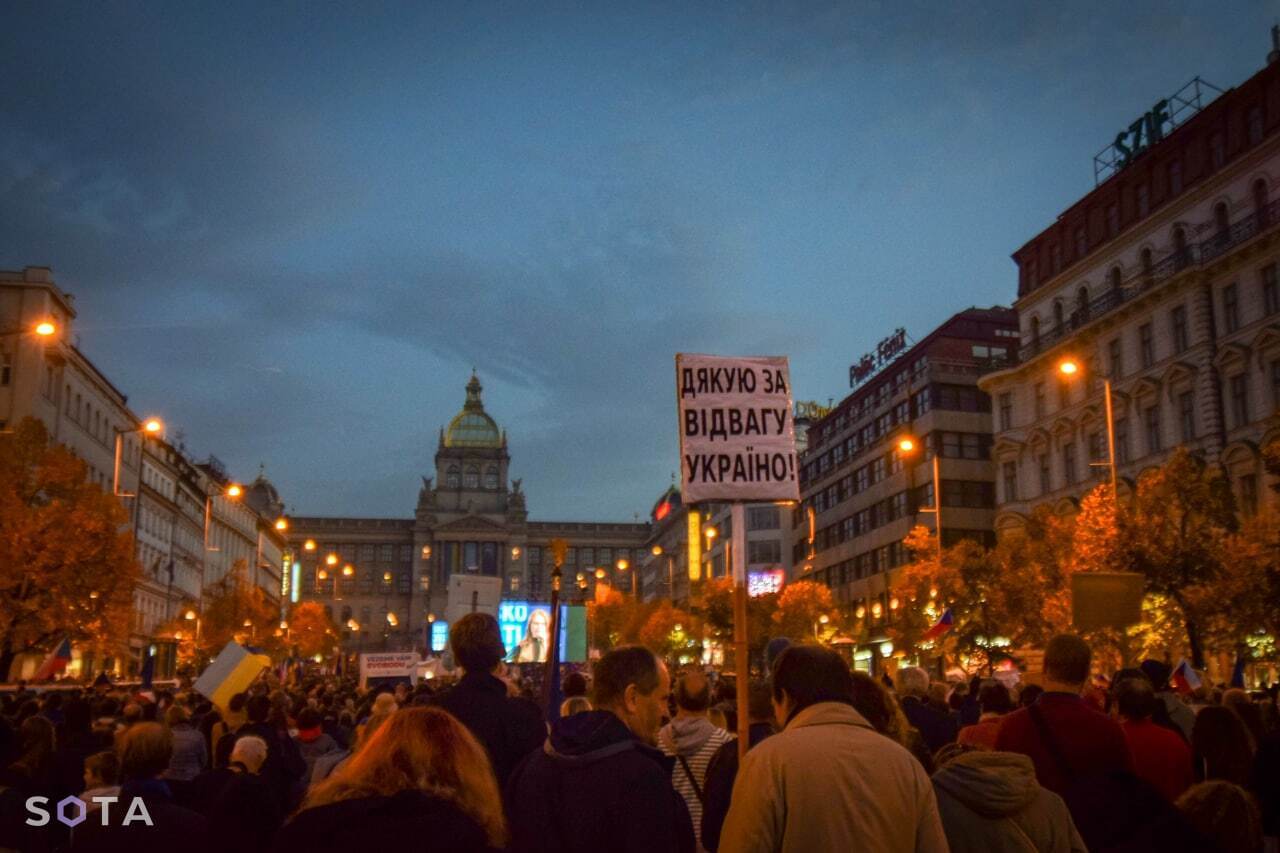 В Чехии прошел масштабный митинг в поддержку Украины: собрались десятки тысяч человек. Фото