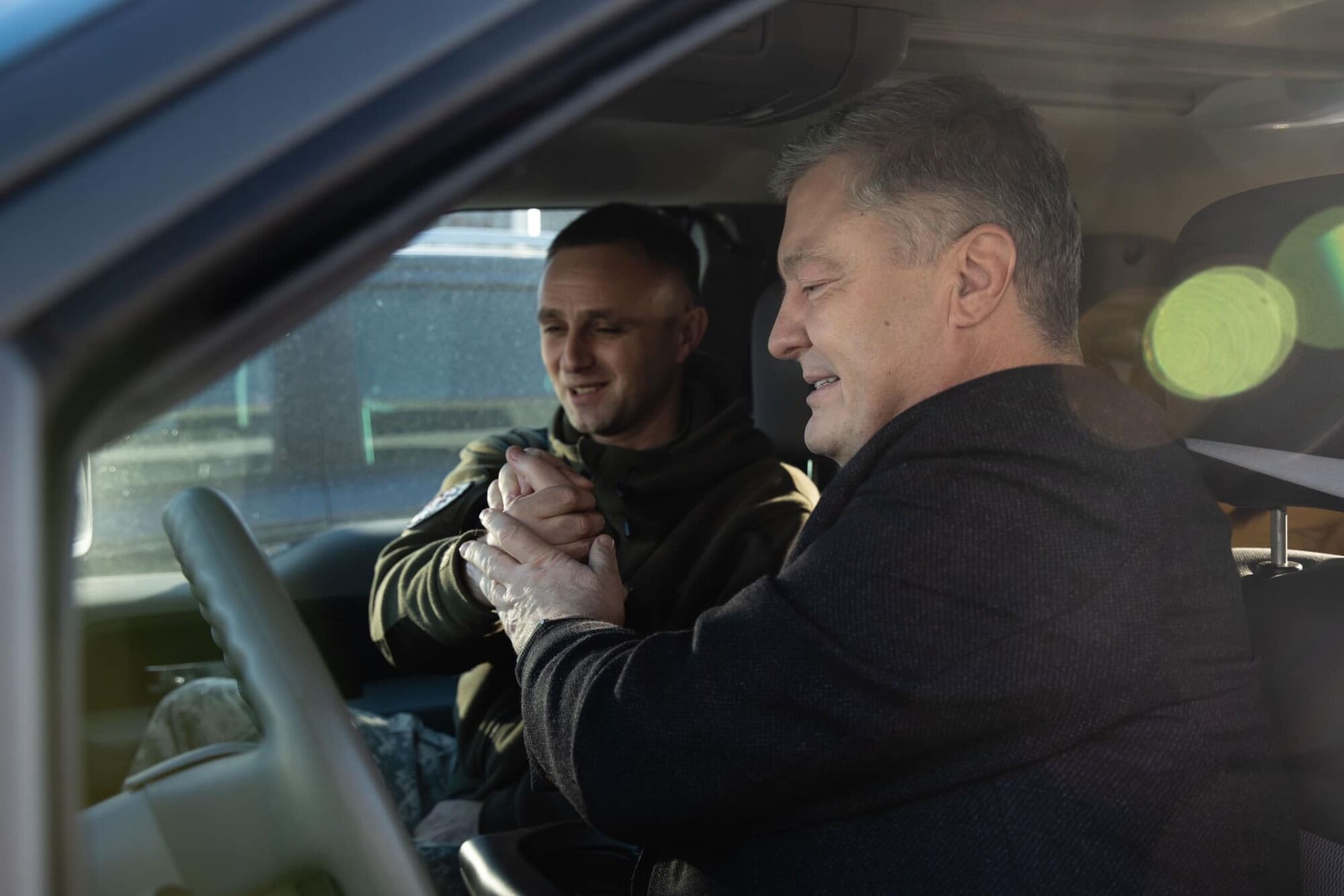 Уже завтра станет на боевое дежурство: Порошенко передал мощный пикап бойцам на передовую