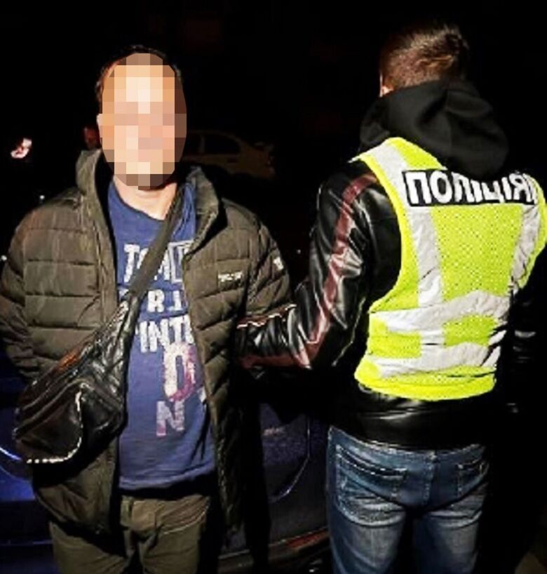 В Киеве таксист ударил клиентку ножом в грудь и ограбил ее. Фото