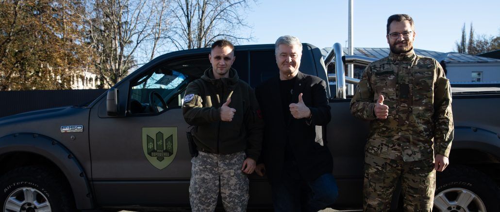 Уже завтра станет на боевое дежурство: Порошенко передал мощный пикап бойцам на передовую