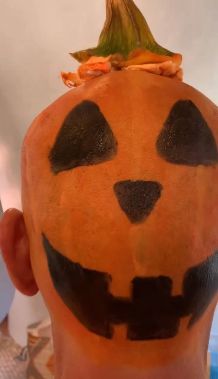 Роберт Дауни-младший побрился налысо ради оригинального хэллоуинского костюма. Видео