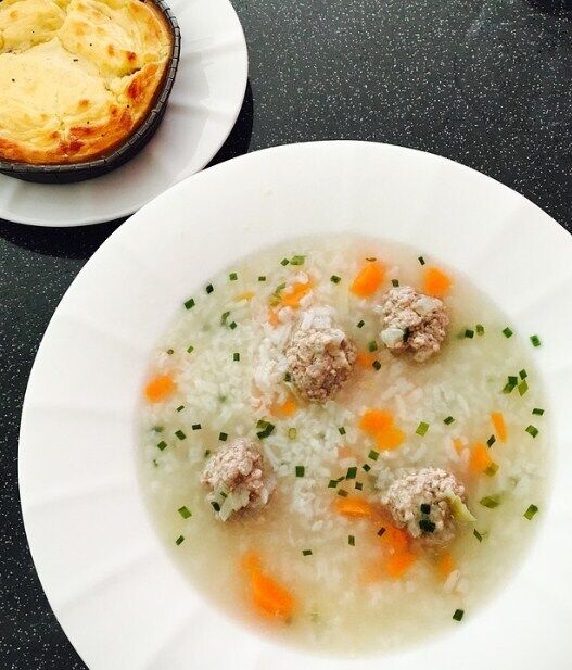 Суп з фрикадельками і рисом