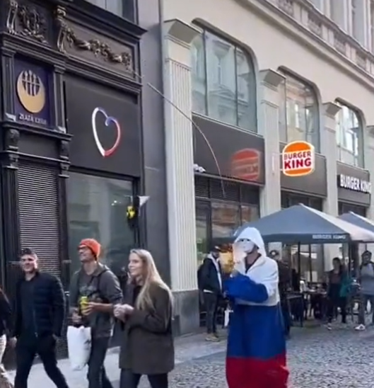 В Праге мужчина показал "самый страшный наряд на Хэллоуин", надев флаг России. Видео