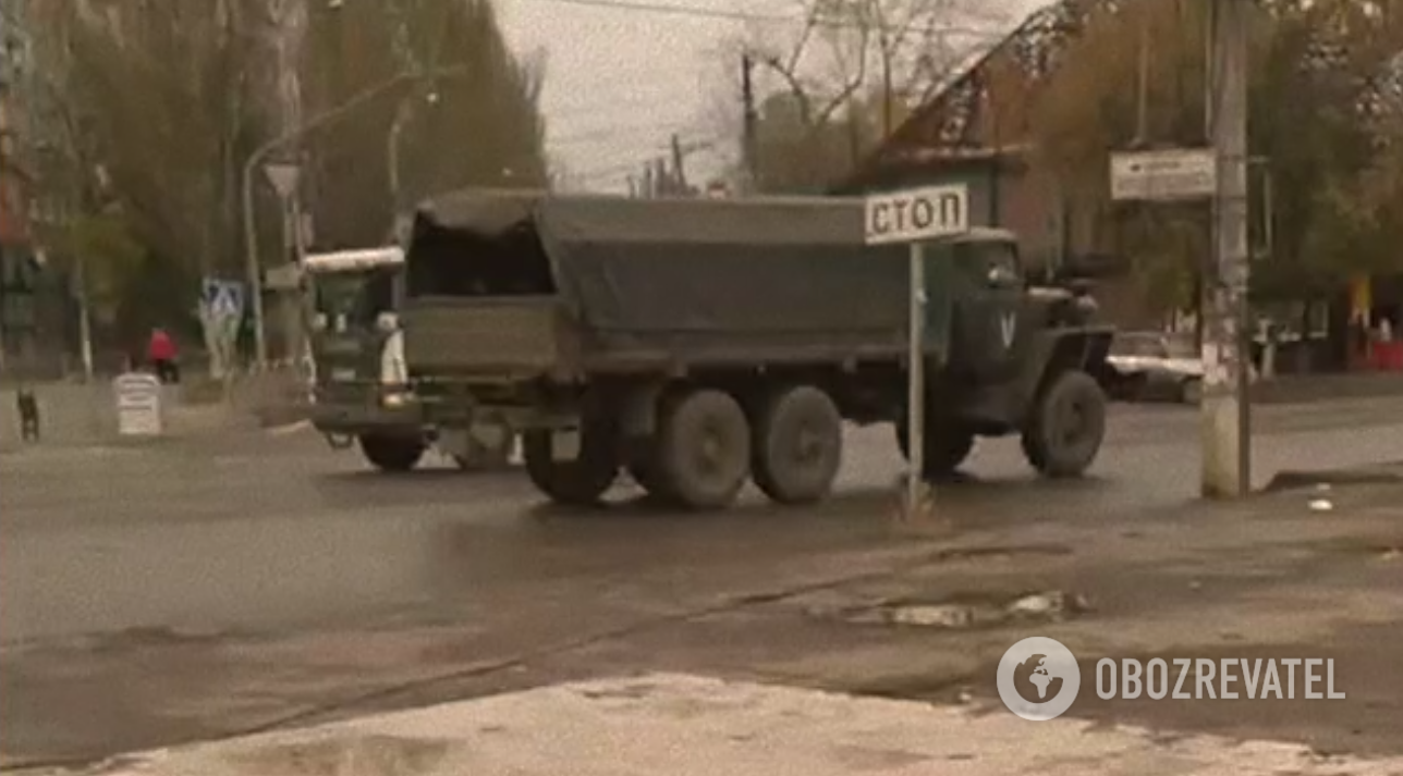 В окупованому Маріуполі зафіксовано посилений рух військової техніки РФ. Відео