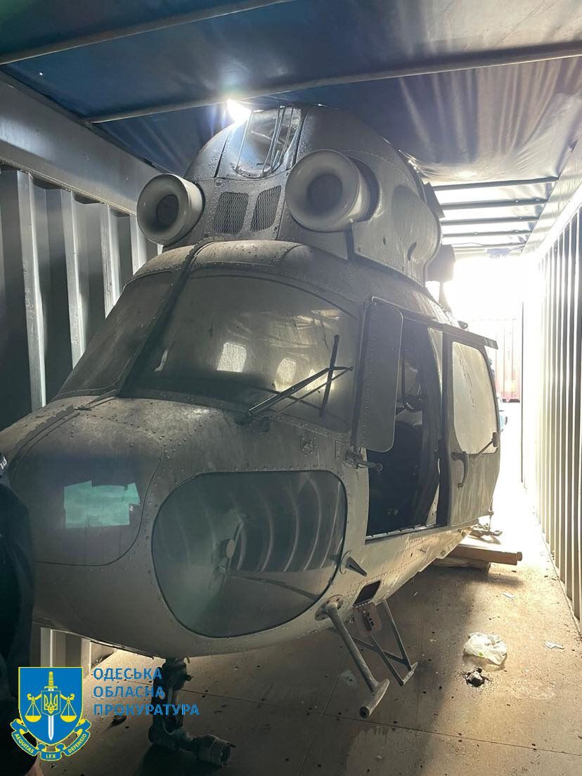 На Одесской таможне во время обысков правоохранители обнаружили в контейнере многоцелевой вертолет Ми-2