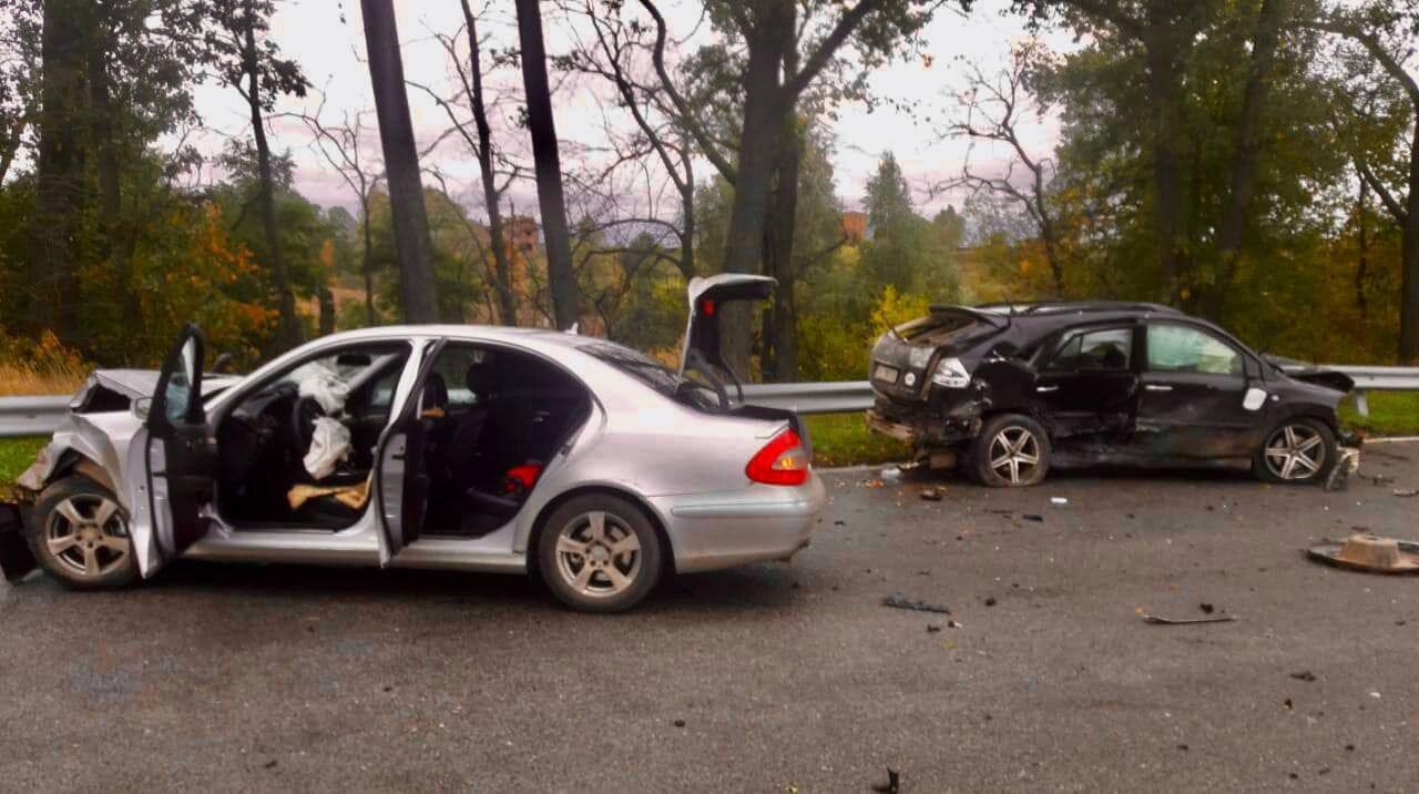 На Киевщине произошла авария с участием Mercedes и Lexus: пострадал ребенок. Фото