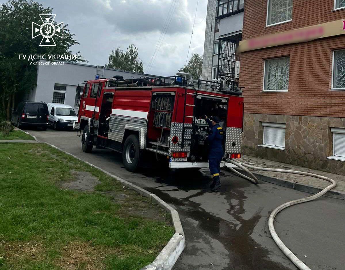 На Київщині під час пожежі в багатоповерхівці рятувальники евакуювали 10 осіб. Фото