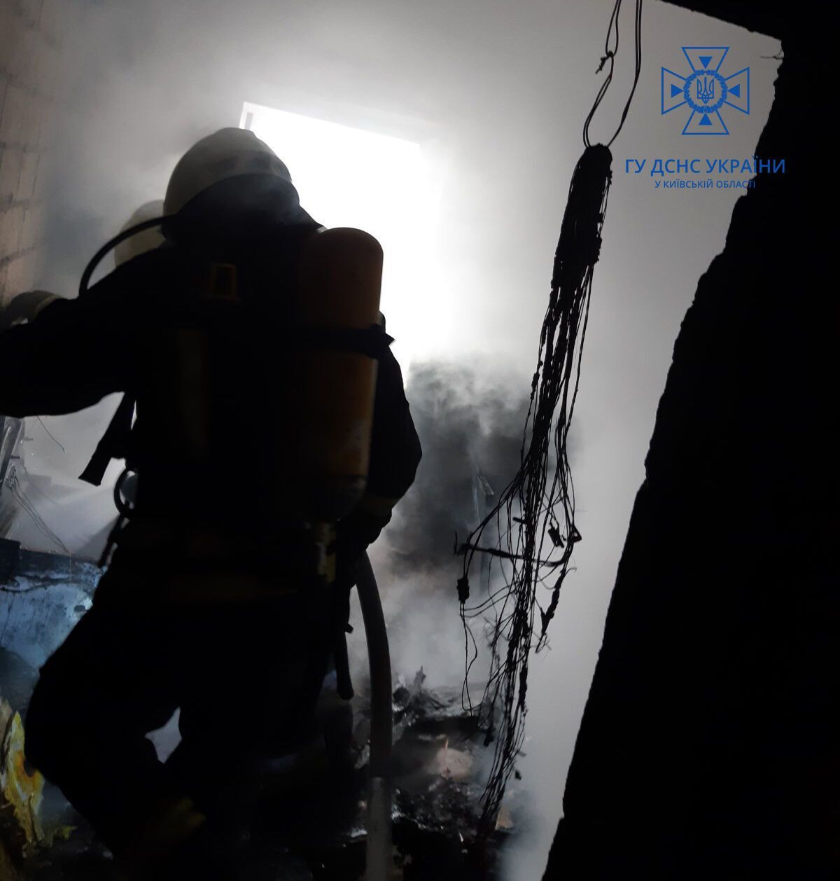 На Київщині під час пожежі в багатоповерхівці рятувальники евакуювали 10 осіб. Фото