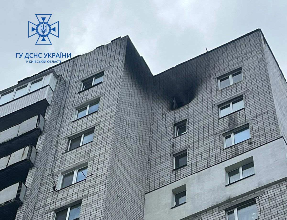 На Київщині під час пожежі в багатоповерхівці рятувальники евакуювали 10 осіб. Фото