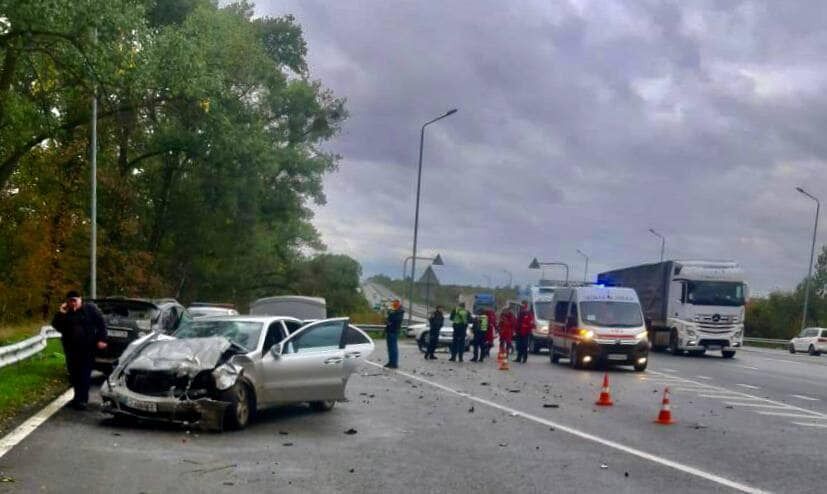 На Київщині сталась аварія за участю Mercedes та Lexus: постраждала дитина. Фото
