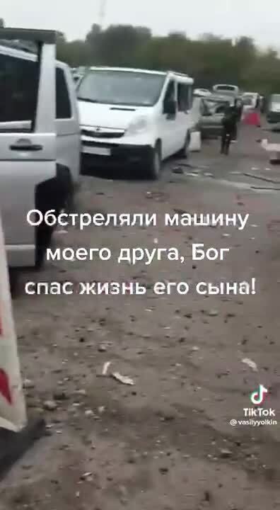 "Сыночек мой жив!" В сеть попало эмоциональное видео мужчины с ребенком, которым удалось спастись во время обстрела в Запорожье