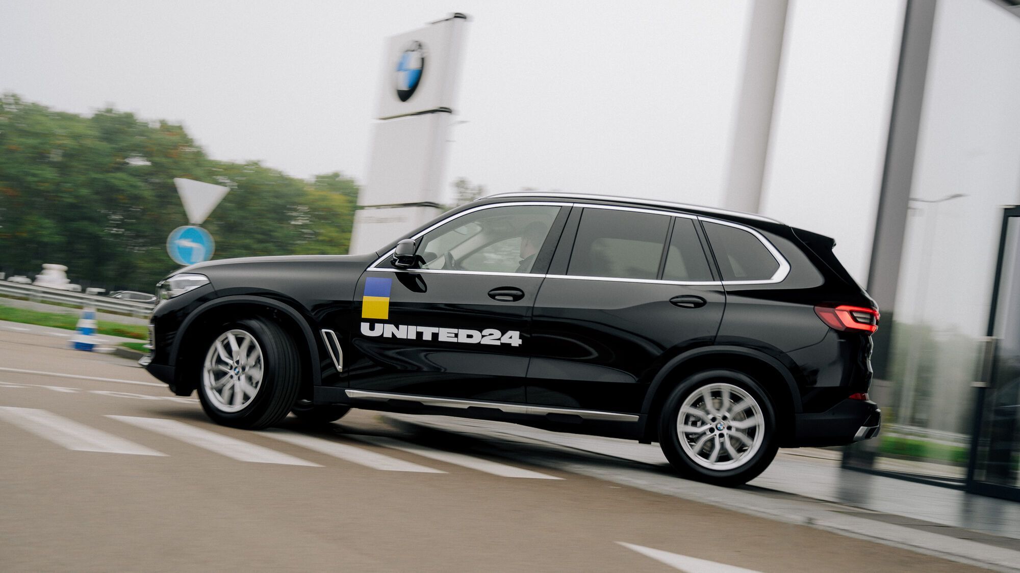 АВТ Бавария присоединился к UNITED24 и представил 400 благотворительных BMW