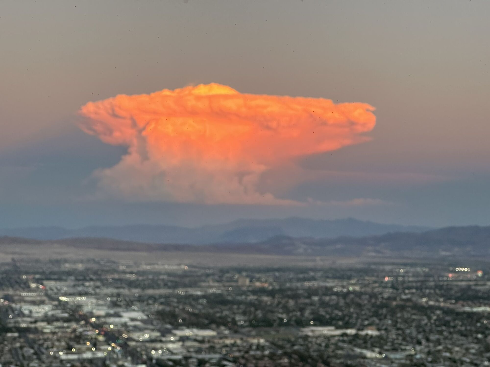 В Лас-Вегасе облако в виде ''ядерного гриба'' напугало горожан. Фото