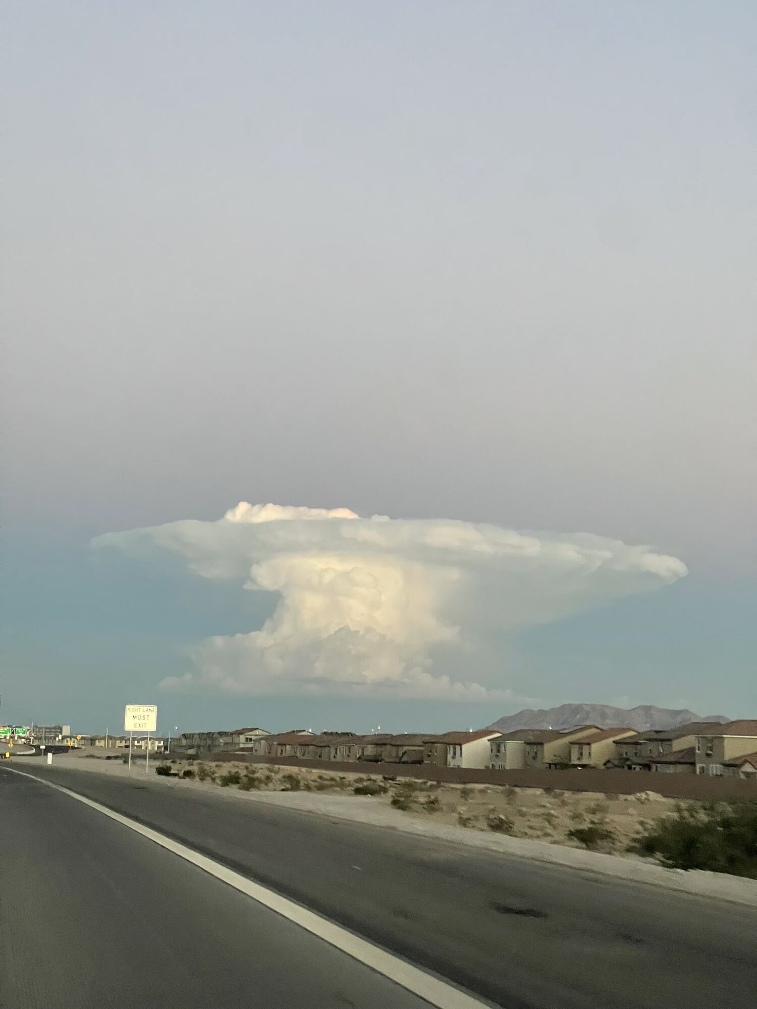  У Лас-Вегасі хмара у вигляді "ядерного гриба" налякала містян. Фото