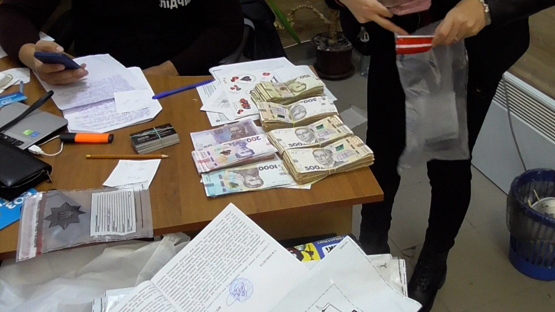 В Киеве задержали мошенников, которые ''трудоустраивали'' граждан за границей: выманили 10 млн грн. Видео