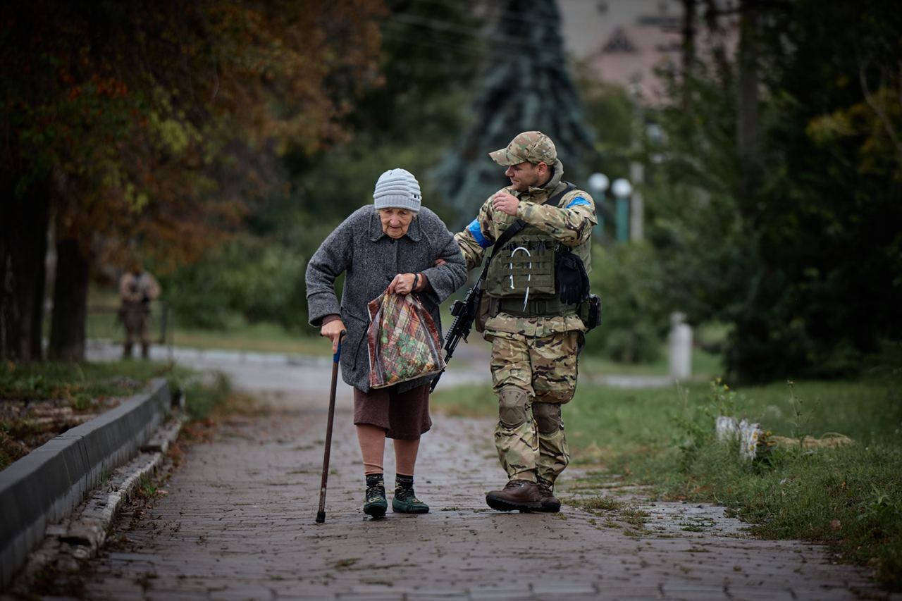 Військовий допомагає бабусі