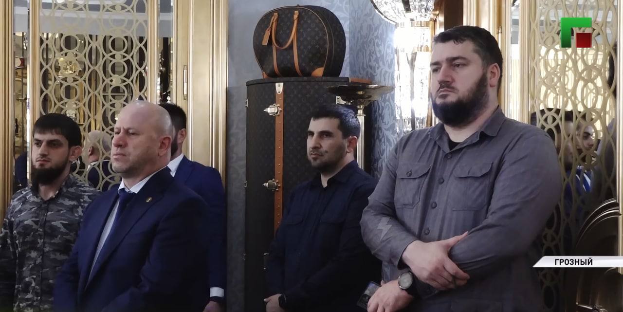 Кадыров ''засветил'' в своем кабинете боксерскую грушу Louis Vuitton за $175 тыс. Фото