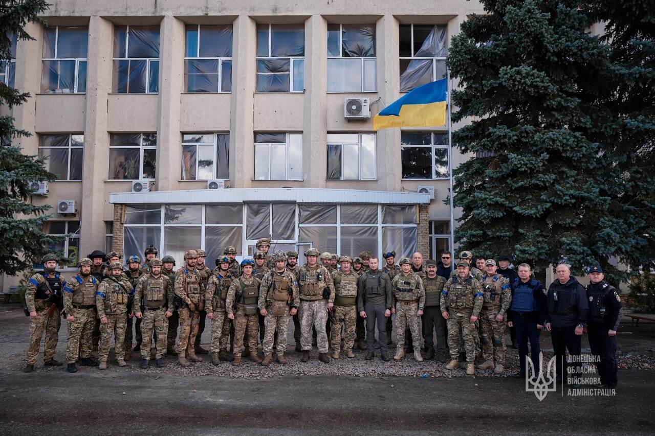 Над освобожденным Лиманом официально подняли флаг Украины: исторические кадры