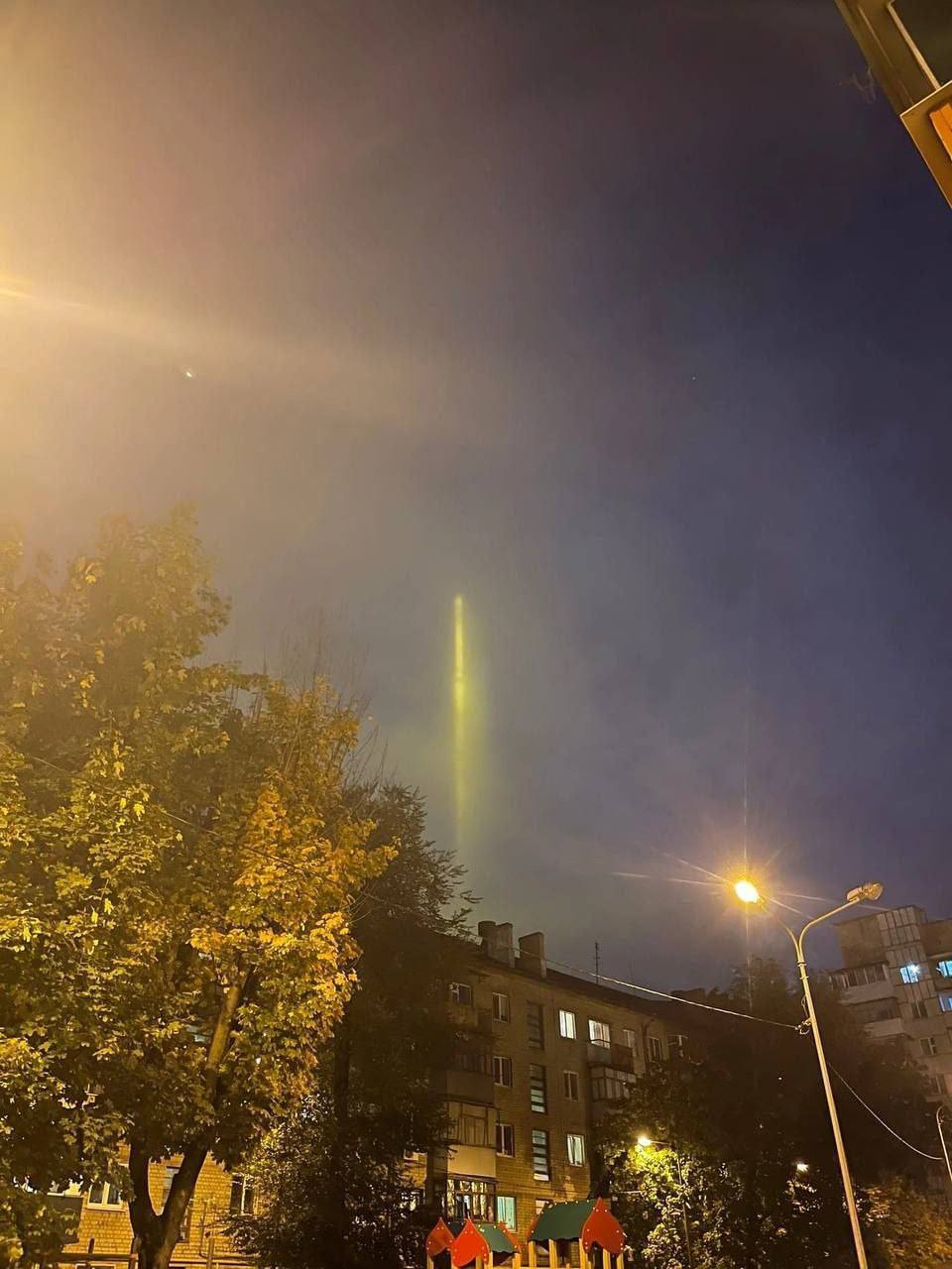 В российском Белгороде заметили странное явление в небе, похожее на световой столб. Фото и видео