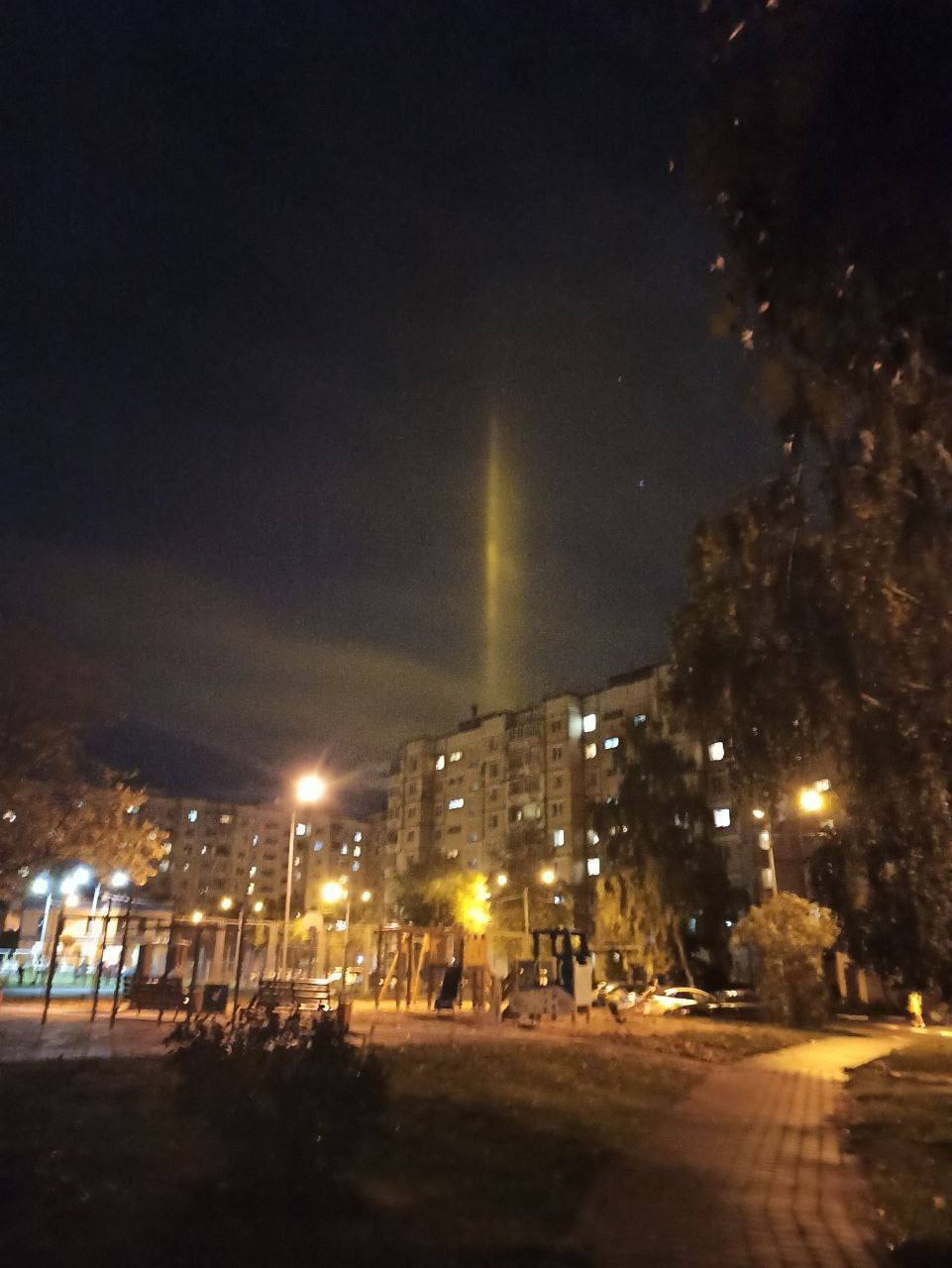 У російському Бєлгороді помітили дивне явище у небі, схоже на світловий стовп. Фото і відео