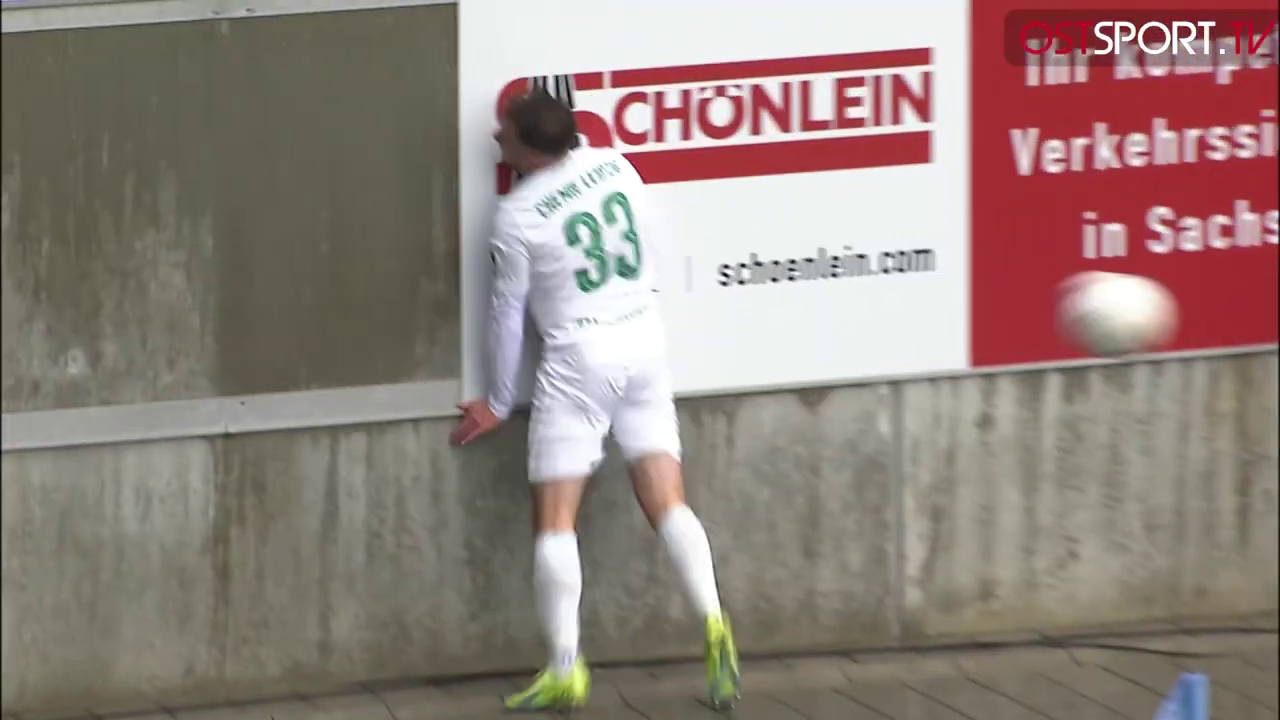 Футболист в Германии на скорости врезался головой в бетонную стену во время матча. Видео