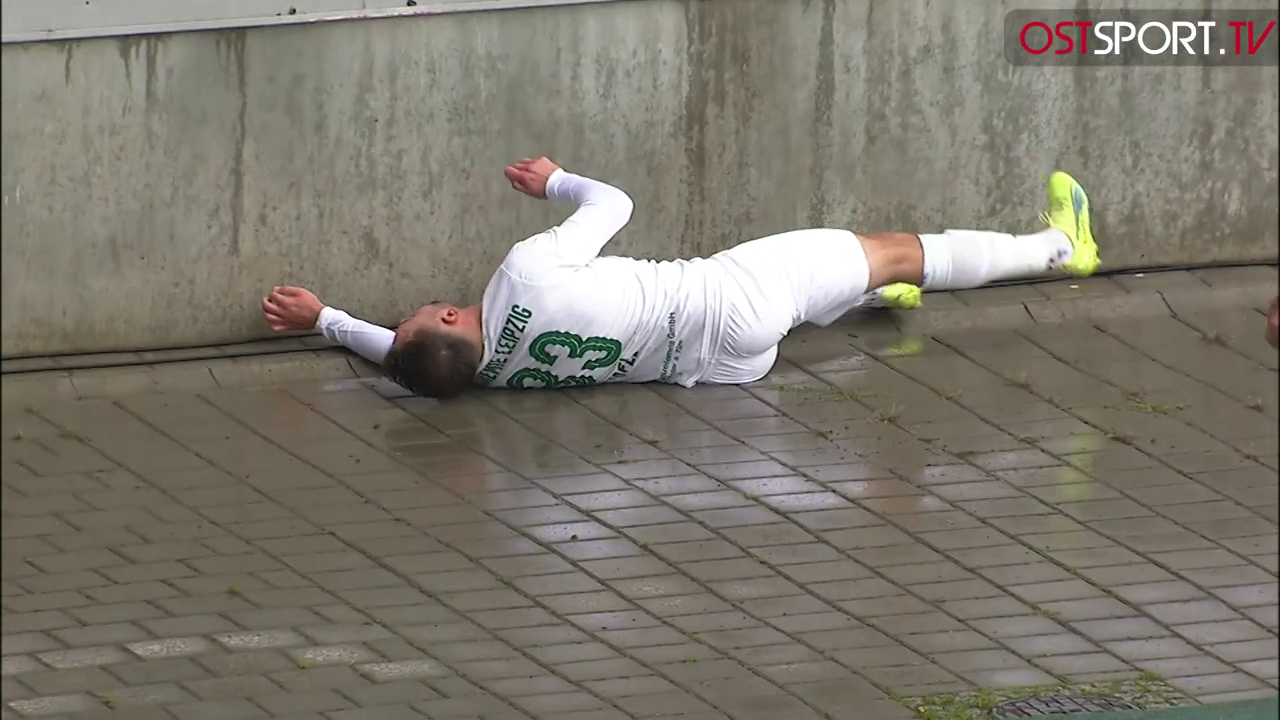 Футболист в Германии на скорости врезался головой в бетонную стену во время матча. Видео