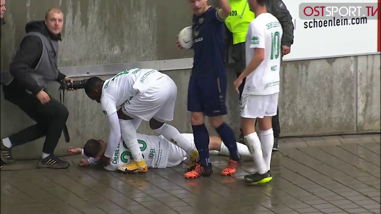 Футболіст у Німеччині на швидкості врізався головою у бетонну стіну під час матчу. Відео
