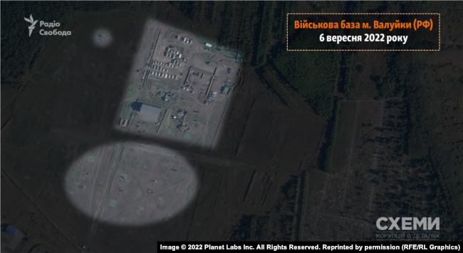 Россия переместила военных и технику с базы в Валуйках: спутниковые фото 2