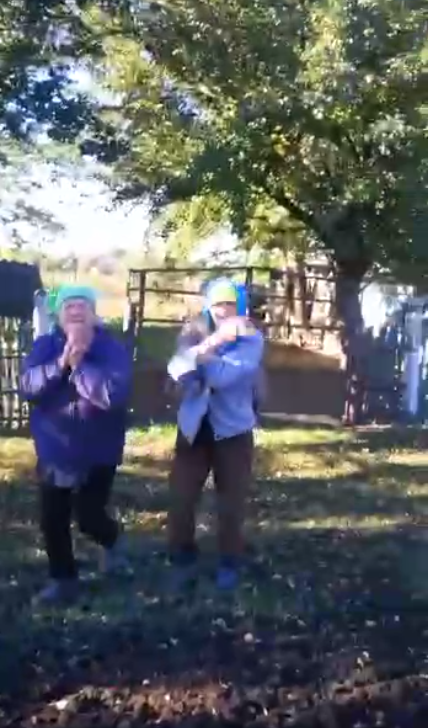 "Спасибо вам, сыночки!" Херсонские бабушки не смогли сдержать слез, увидев украинских освободителей. Видео
