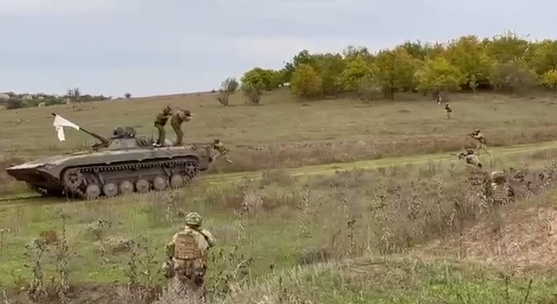 ВСУ купили у оккупантов БМП, российские военные сдались в плен, – Ким