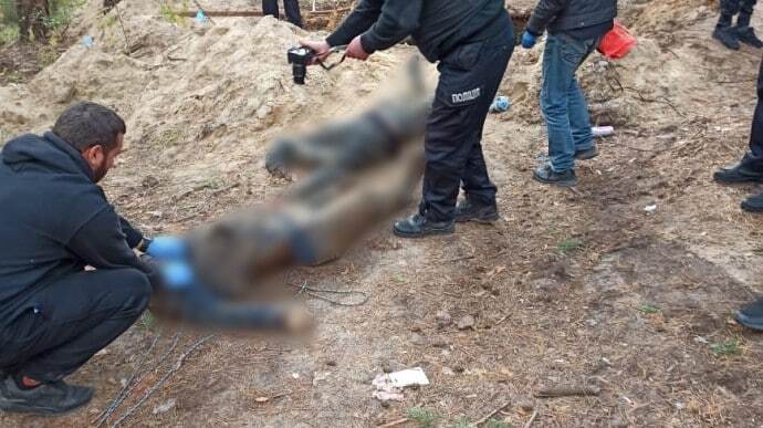 На Харьковщине обнаружили тела двух замученных оккупантами украинцев: руки были соединены наручниками. Фото