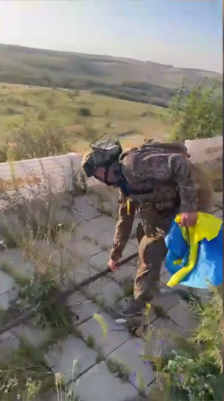 В Донецкой области гвардейцы подняли флаг Украины над церковью, которая выдержала вражеское нашествие. Видео