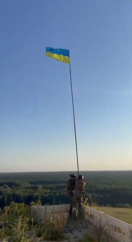 На Донеччині гвардійці підняли прапор України над церквою, яка витримала ворожу навалу. Відео 