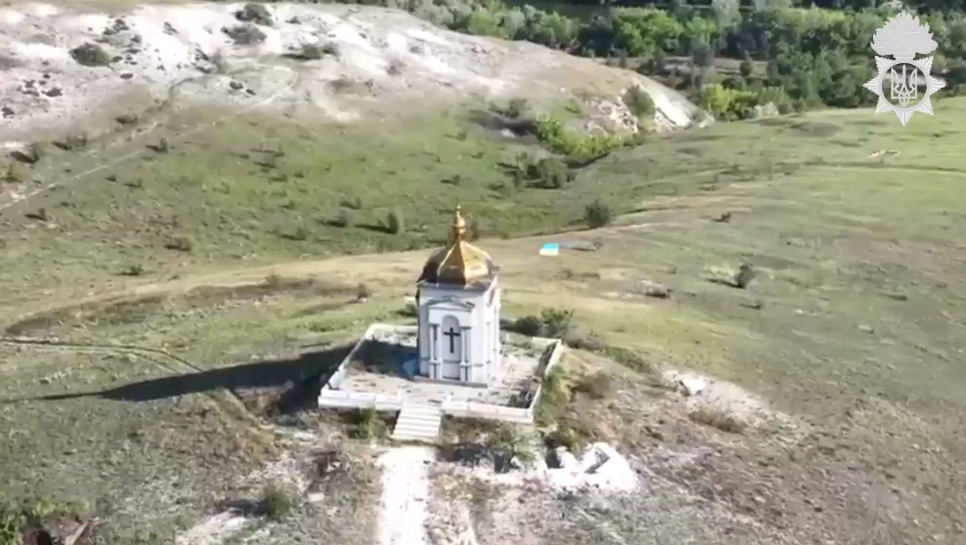 На Донеччині гвардійці підняли прапор України над церквою, яка витримала ворожу навалу. Відео 