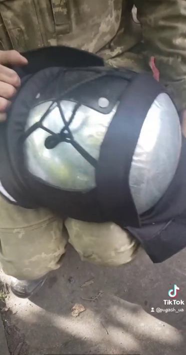 Українські військові показали ''розпаковку'' шолома солдата ''другої армії світу'': ''а де він?''. Відео
