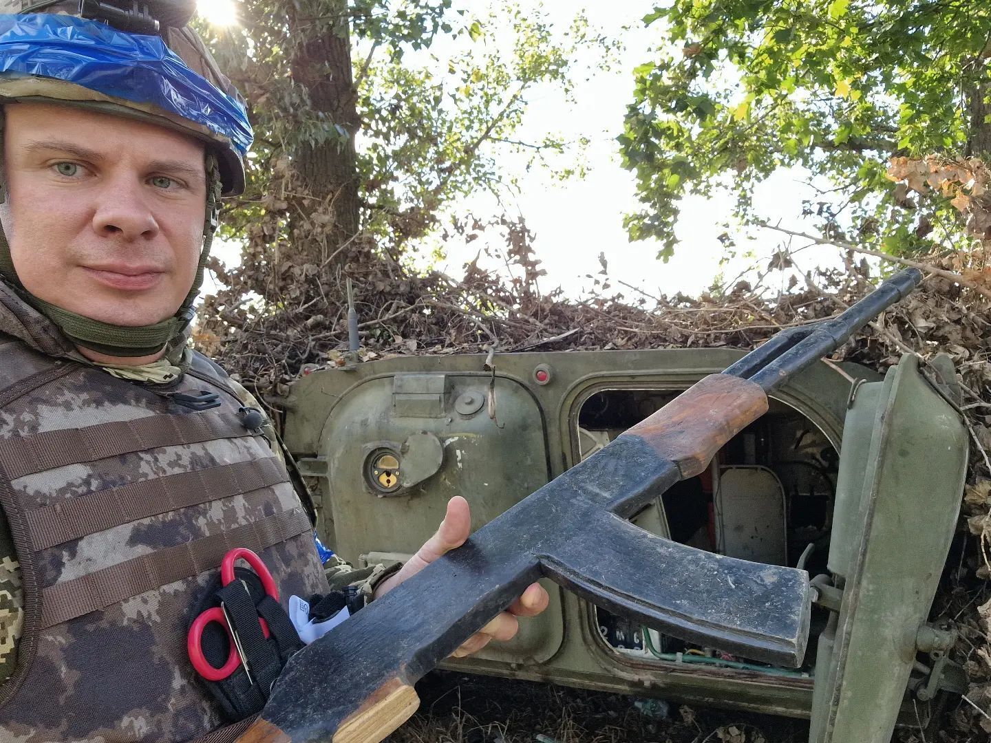 Деревянные ''калаши'' и учебные гранаты: Дмитрий Комаров показал ''оружие'', с которым оккупанты приехали в Украину. Фото