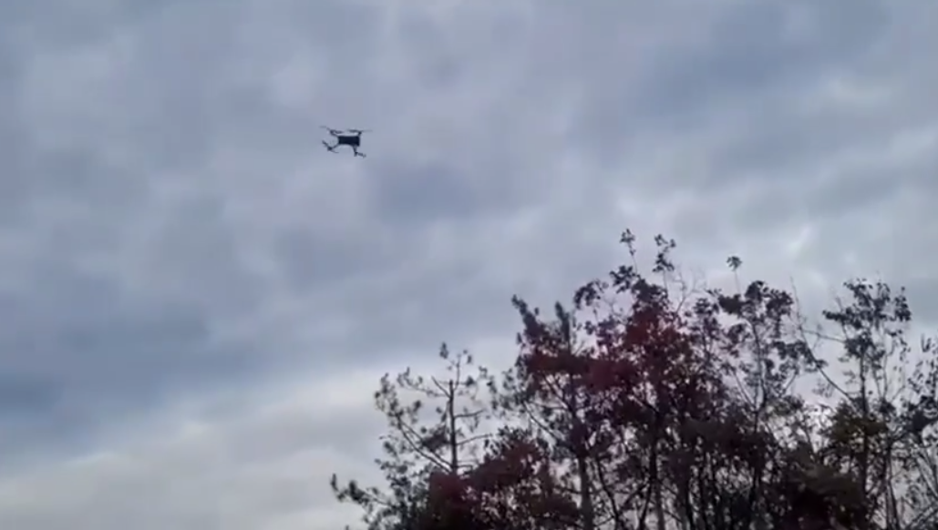 Українські військові показали унікальне відео перехоплення ворожого ''мавіка'' антидроновою рушницею