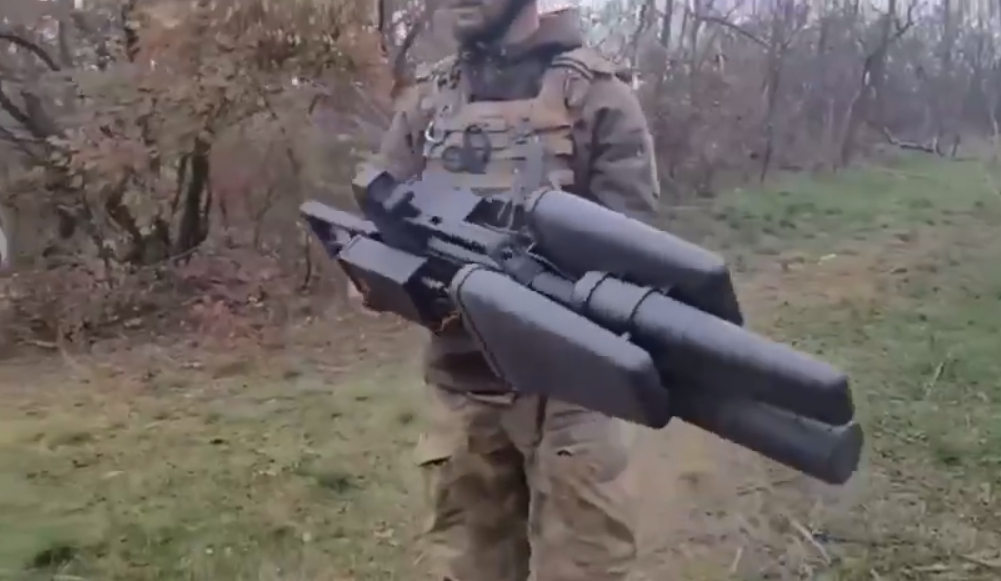 Украинские военные показали уникальное видео перехвата вражеского ''мавика'' антидроновым ружьем
