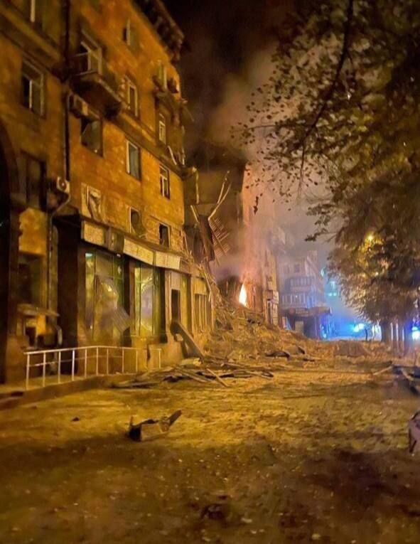 Війська РФ вдарили ракетами по багатоповерхівках у Запоріжжі: 11 людей загинули. Фото і відео