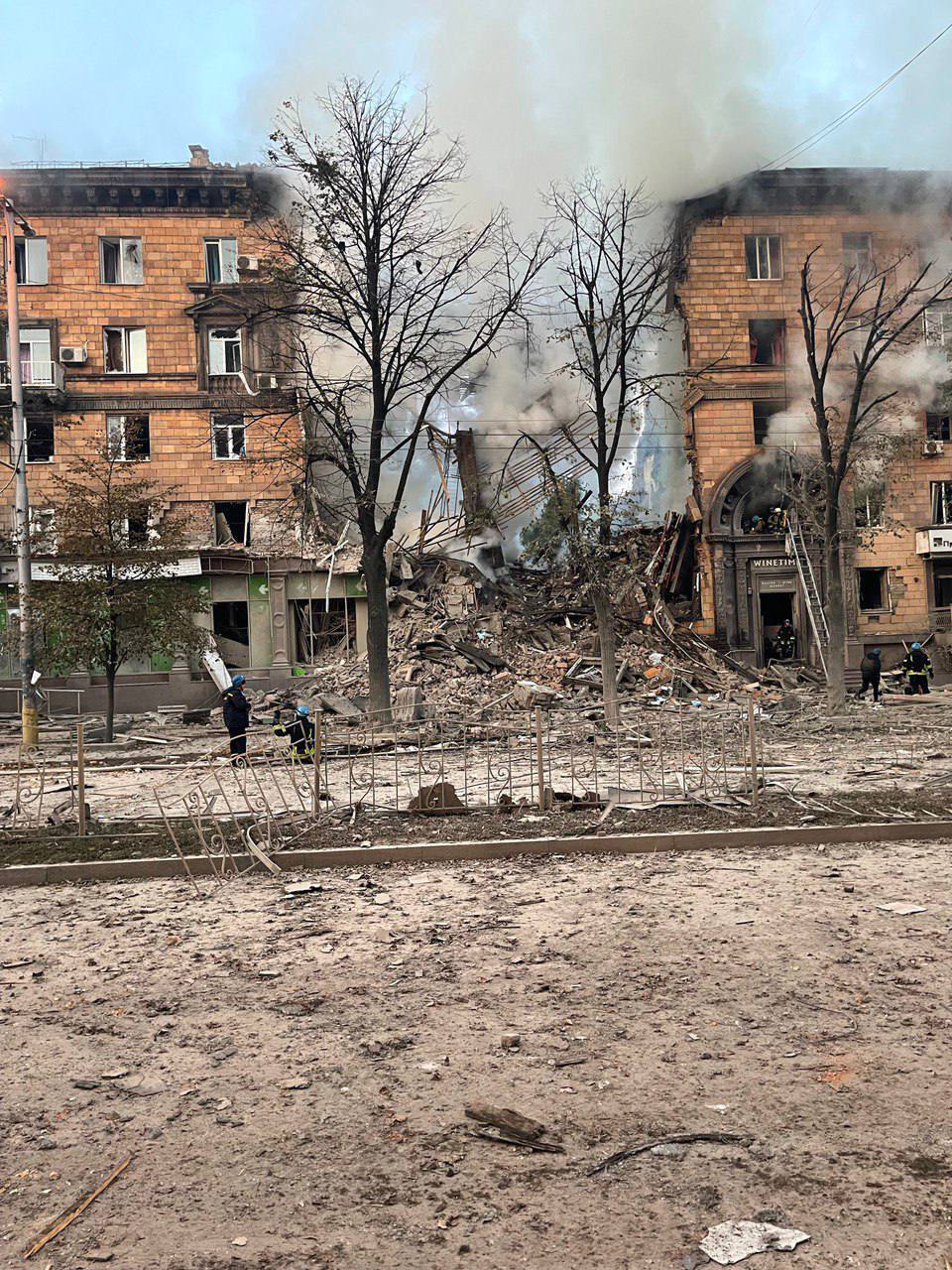 Вспыхнул мощный пожар: появилось видео первых минут после ракетного удара РФ по дому в Запорожье