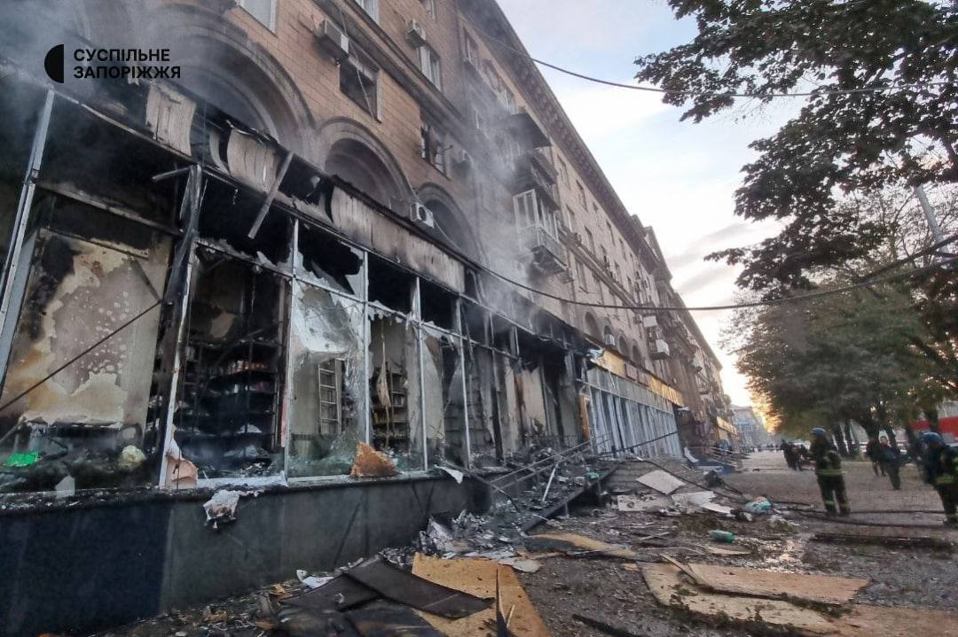 Війська РФ вдарили ракетами по багатоповерхівках у Запоріжжі: 11 людей загинули. Фото і відео