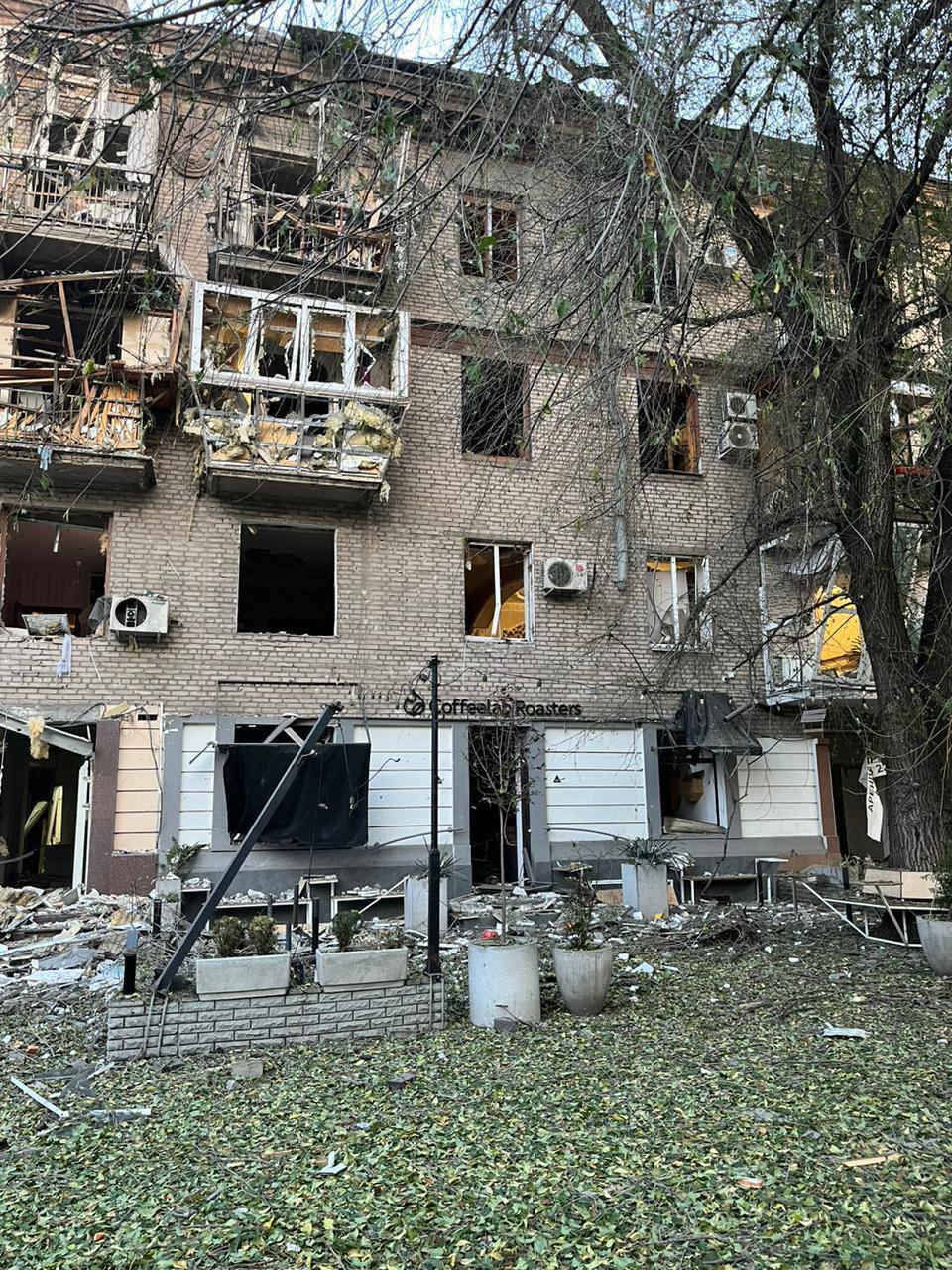 Спалахнула потужна пожежа: з'явилося відео перших хвилин після ракетного удару РФ по будинку в Запоріжжі