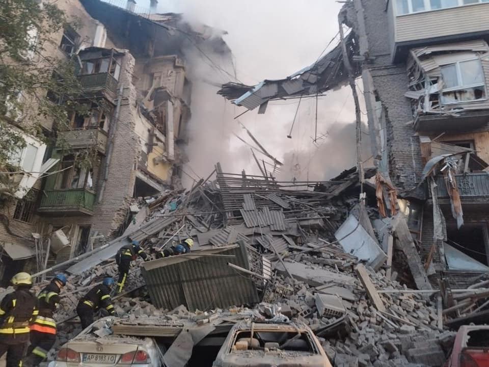 Під завалами залишаються люди: з'явилися нові кадри зруйнованого ракетним ударом РФ будинку в Запоріжжі